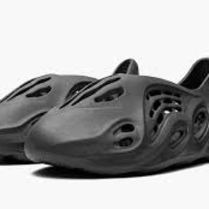 BLACK FOAM RUNNER SIZE:8